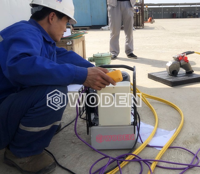 沃頓技術員現場調試液壓扳手泵